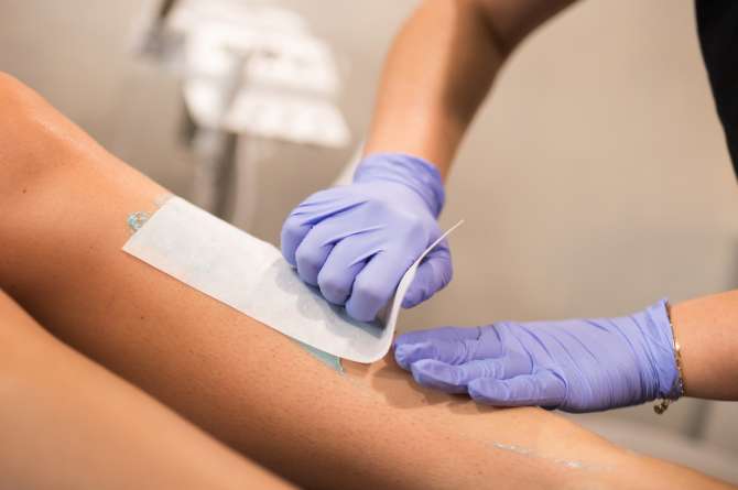 Leg blue wax removal woman